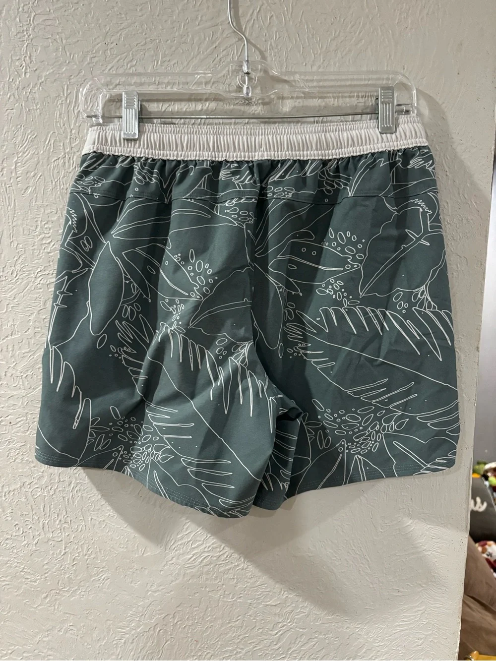 Vuori Men’s Maverick Volley Hybrid Athletic Board Shorts Kashmir Jungle Sz S